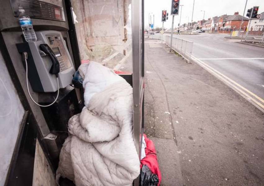 Бездомник живее цяла зима в телефонна кабина (СНИМКИ)