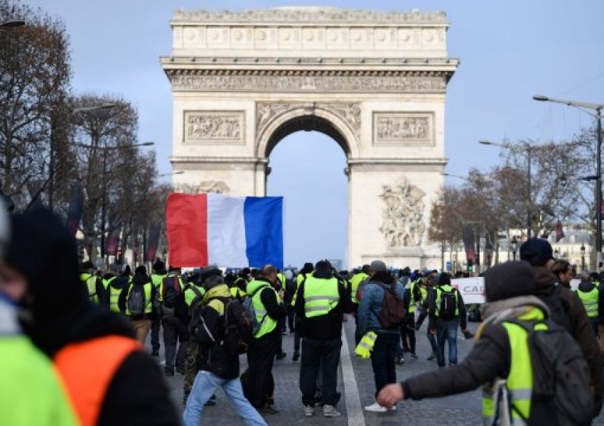 Стотици арести в Париж, "жълтите жилетки" се събират (СНИМКИ+ВИДЕО)