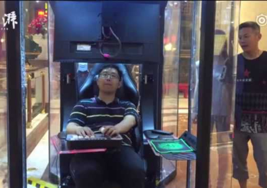 Китайски мол постави „места за мъже“, които чакат жените си да пазаруват