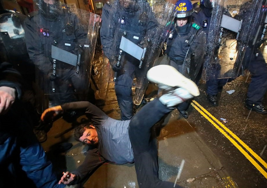 Бристол-Великобритания: Отново тежки сблъсъци между полиция и протестиращи..