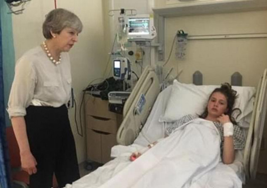 Тереза Мей посети ранени при атентата в Манчестър