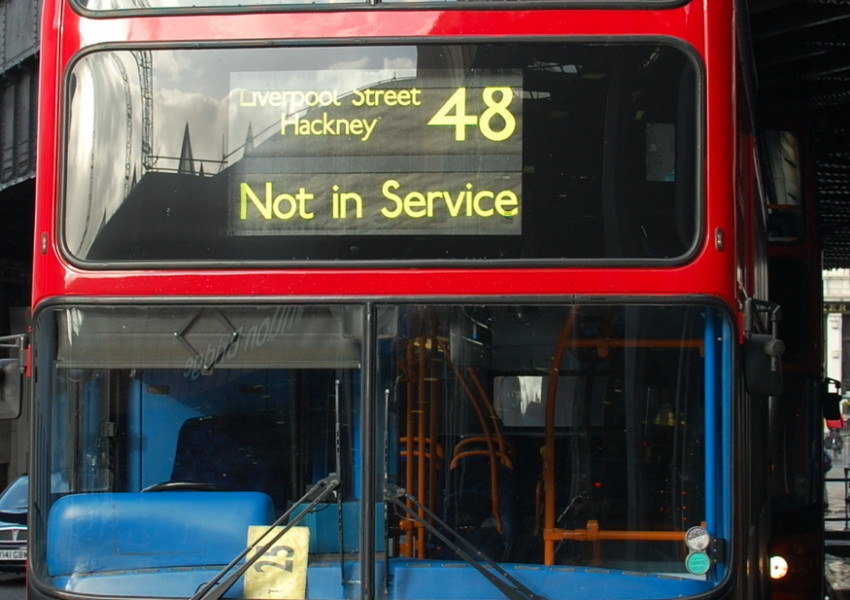 „This bus terminates here” – какво стои зад внезапната промяна на маршрута на автобусите в Лондон