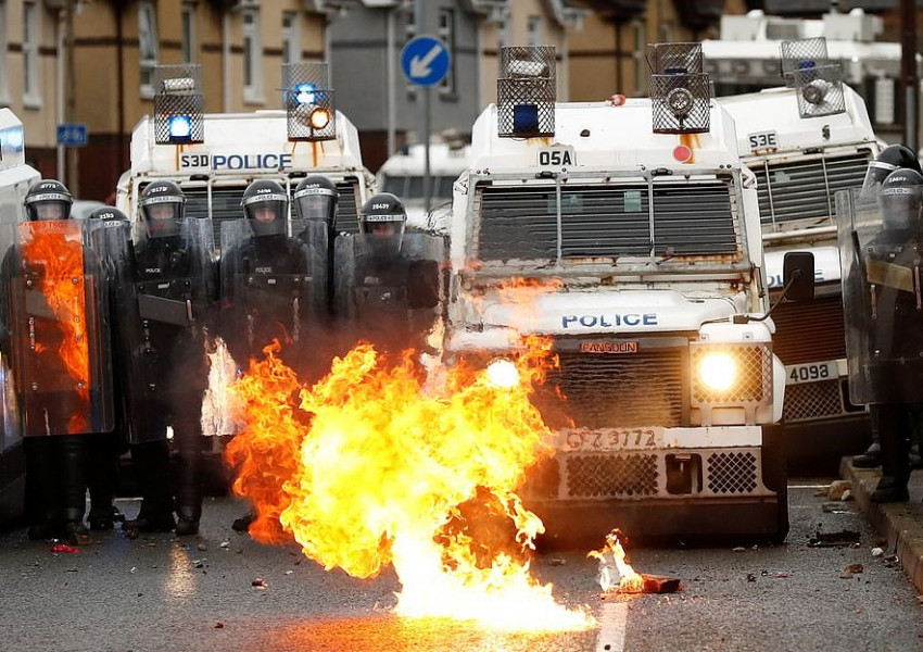 Северна Ирландия се бунтува: хвърлят "коктейли молотов" и камъни по полицията!
