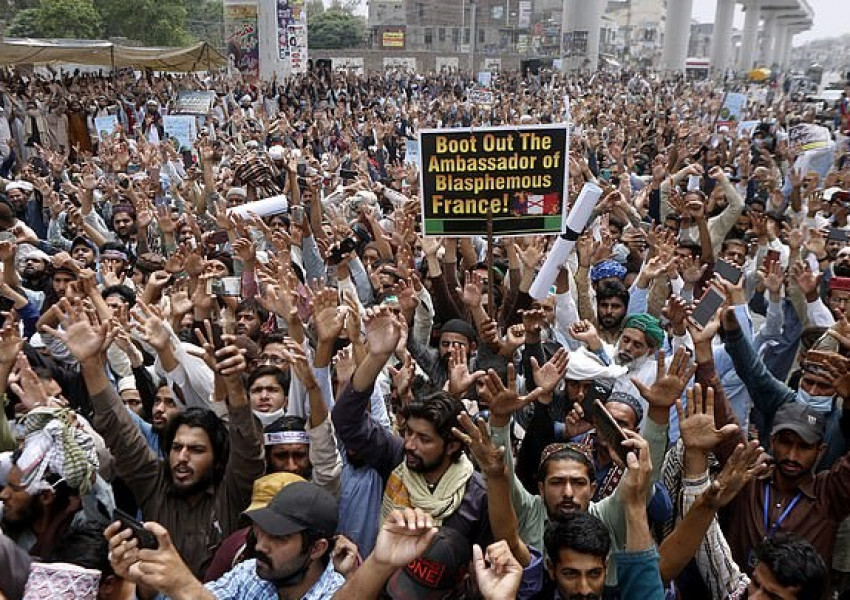 Пакистан иска „Закон за богохулство“ от Запада, обмисля търговски бойкот!