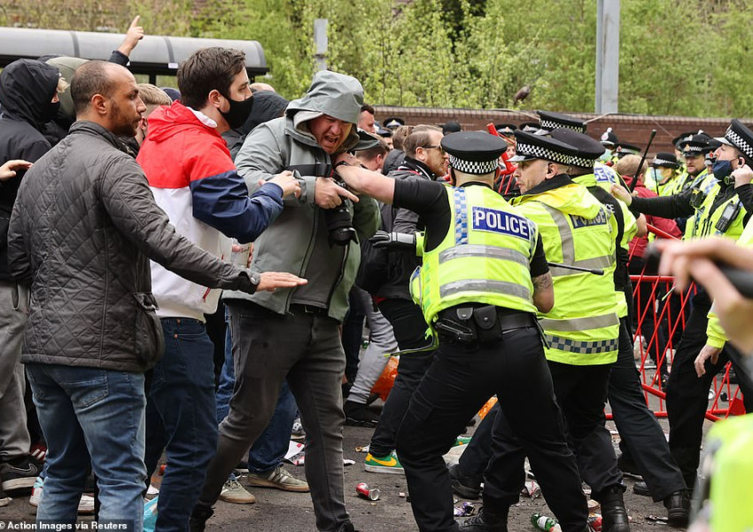 Отложиха дербито Ман Юнайтед - Ливърпул, заради протести и сблъсъци с полицията 