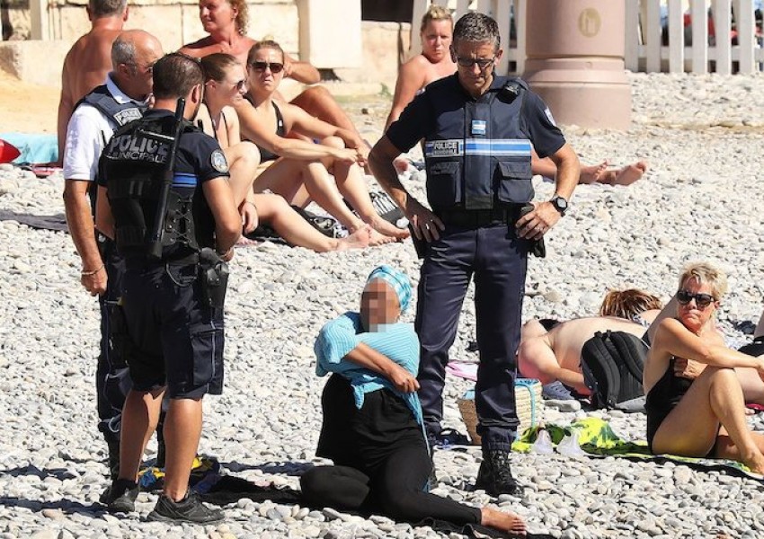 Френската полиция съблече жена с буркини на плажа в Ница (СНИМКИ)
