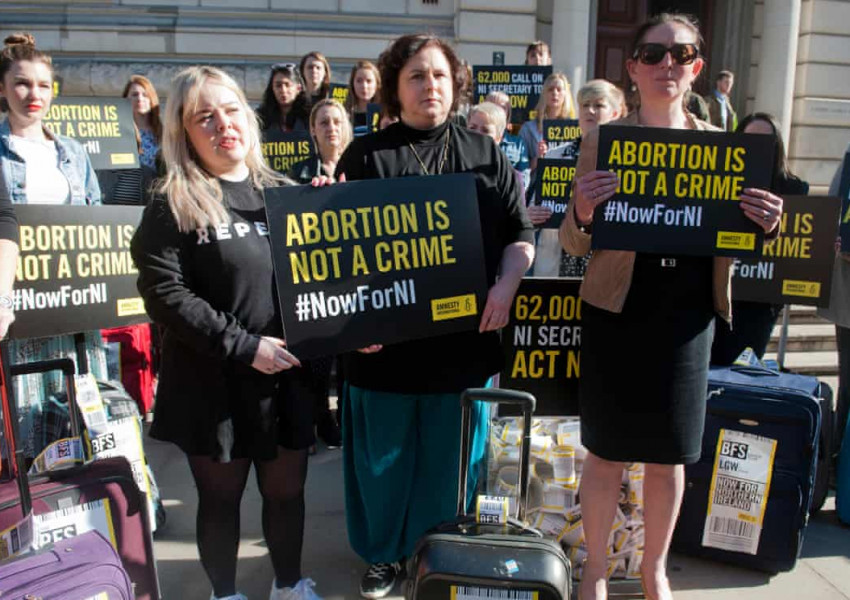 Легализираха еднополовите бракове и абортите в Северна Ирландия