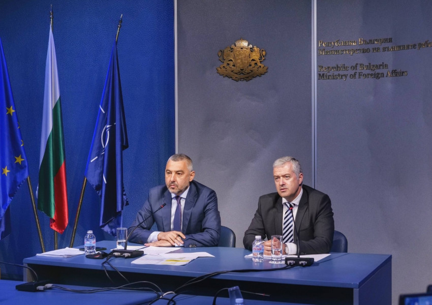 Брифинг в МВнР: Доставени са всички машини за гласуване в чужбина
