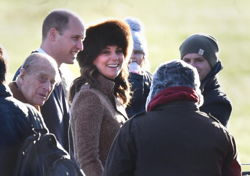 Кралското семейство на църква в Сандрингам (СНИМКИ)