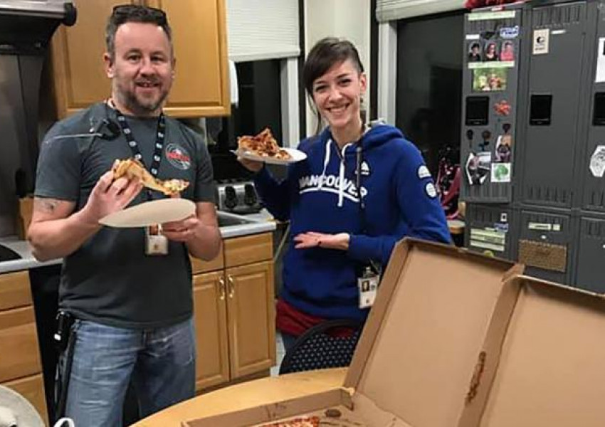 Диспечерите от канадския въздушен трафик хранят с пица американските си колеги (СНИМКИ)