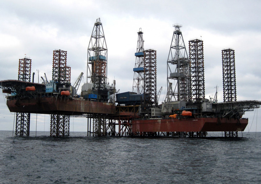 Украйна атакува руски нефтени платформи в Черно море, има изчезнали и ранени