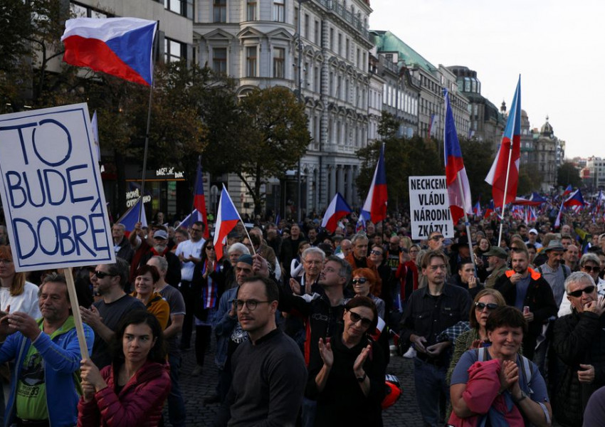 Десетки хиляди протестираха в Прага срещу чешкото правителство: Множеството скандираше срещу НАТО и ЕС, протестиращите поискаха още военен неутралитет и нови директни газови договори с Русия (СНИМКИ)