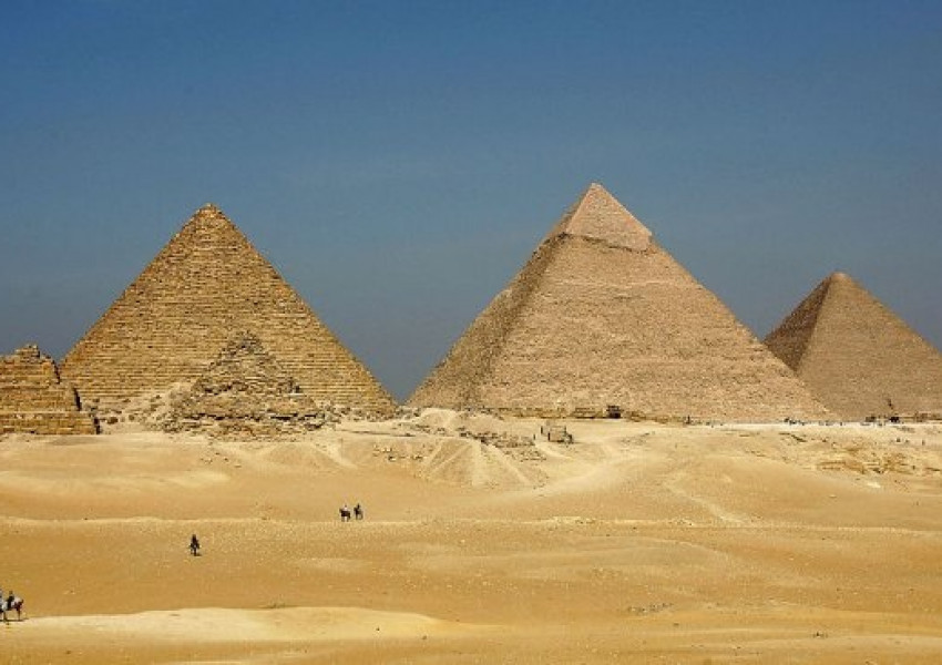 Хеопсовата пирамида осъмна с надпис „Локо 2019” (СНИМКА)