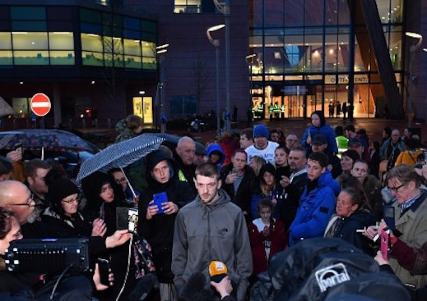 Тълпа щурмува болницата, в която лежи Алфи Еванс, когато се случи чудо  