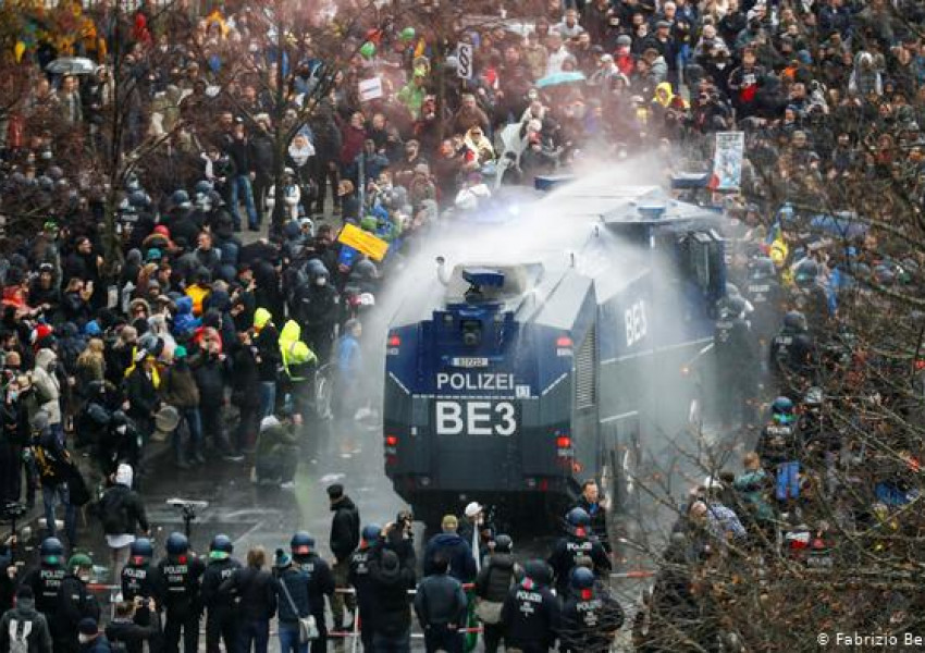 Безредици в Берлин, мащабни протести срещу ковид ограниченията!