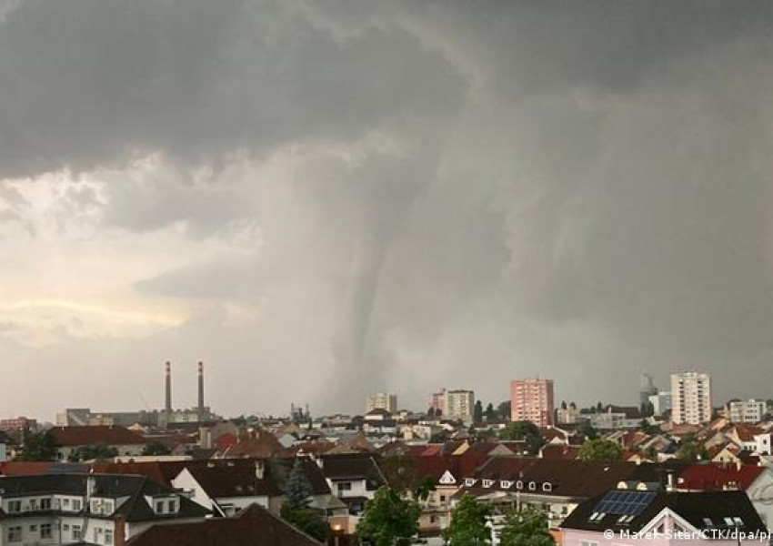 Разрушително торнадо в Чехия, ранени са 150 човека