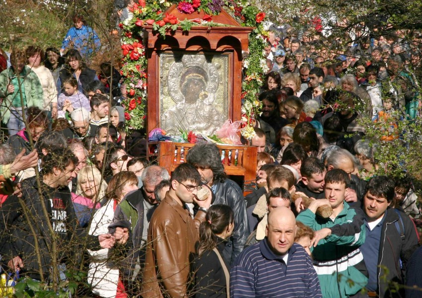 Хиляди християни посрещат Великден в Бачковския манастир