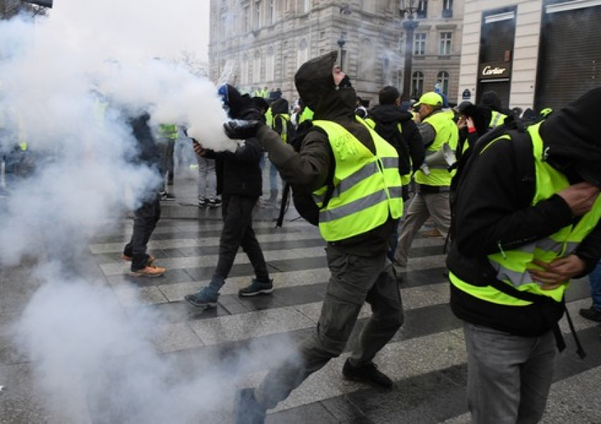 Франция забранява протестите на "жълтите жилетки" по "Шанз Елизе"