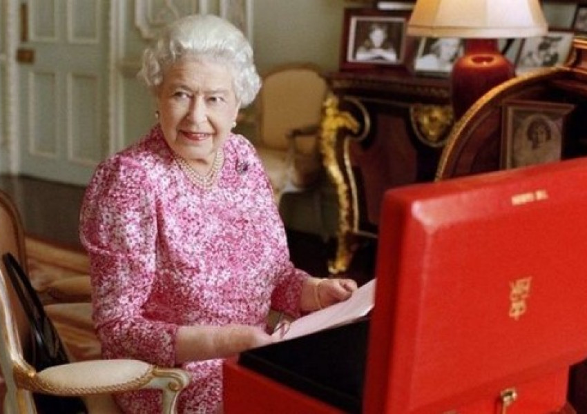 Защо няма кой да издаде паспорт на Елизабет II