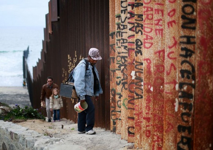 Пентагонът отпусна 1 млрд. долара за стена по границата с Мексико