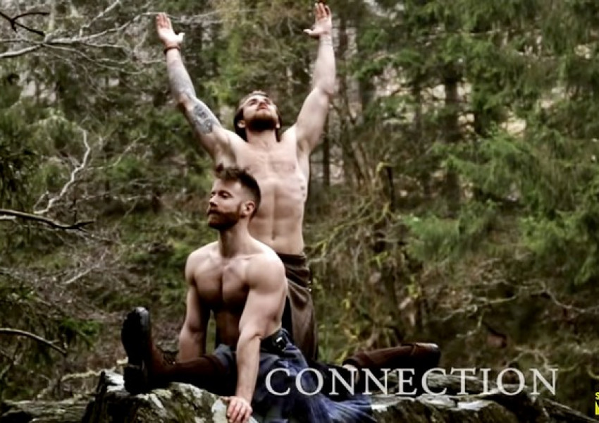 Двамата йоги в шотландски полички, по които светът полудя (ВИДЕО)