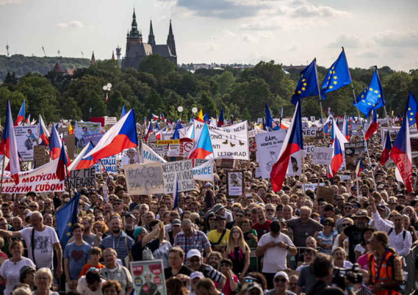 Многохиляден протест срещу премиера Бабиш в Чехия