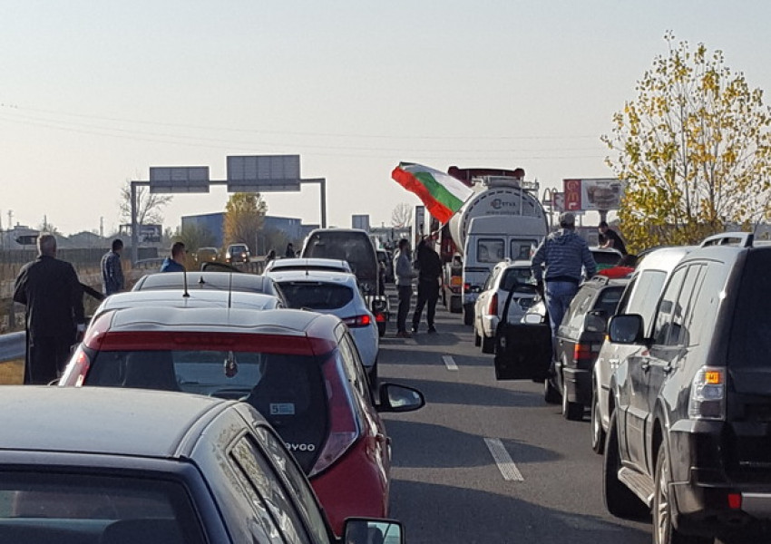 Блокадите в големите градове заради цените на горивата продължават и днес