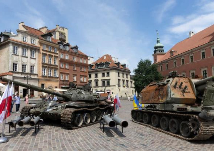 Украйна изложи унищожени руски танкове в полската столица Варшава