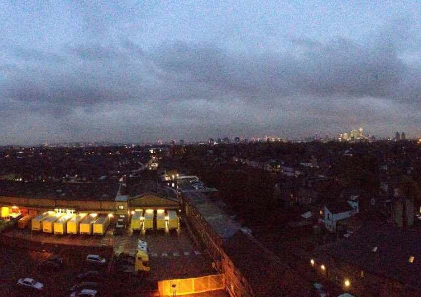 Ето колко е тъмно в Лондон в 16 часа следобед (СНИМКИ)