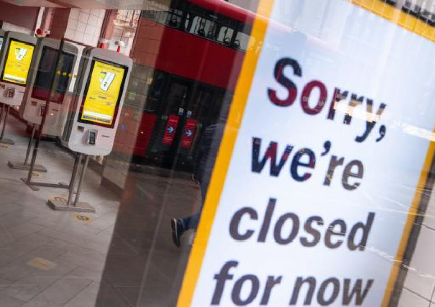 Скъпата енергия във Великобритания принуди редица заведения и магазини да работят с намалено работно време