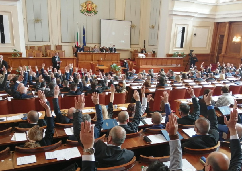 Парламентът гласува оставката на правителството
