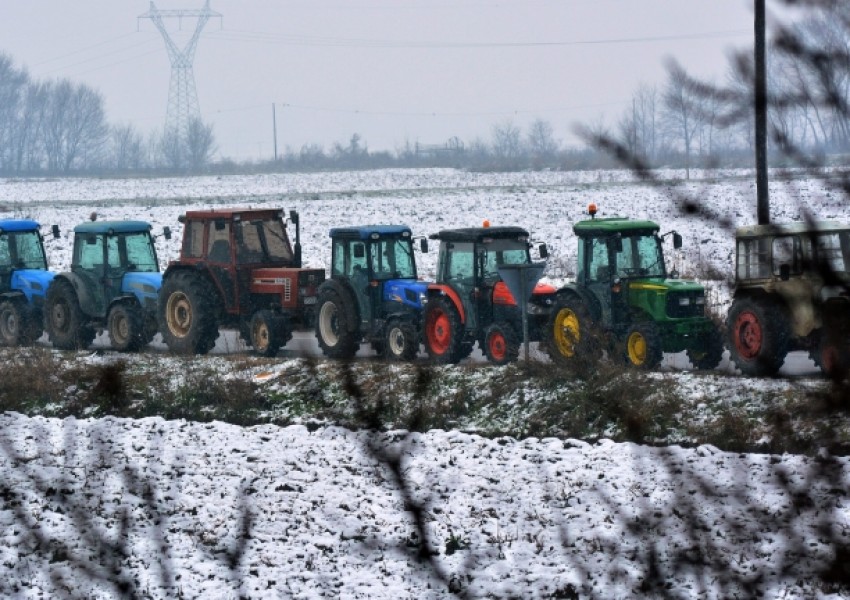 Край на блокадите! Гръцките фермери изтеглят тракторите си