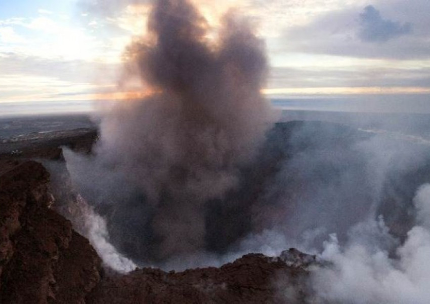 Хиляди евакуирани след изригване на вулкан на Хавайските острови