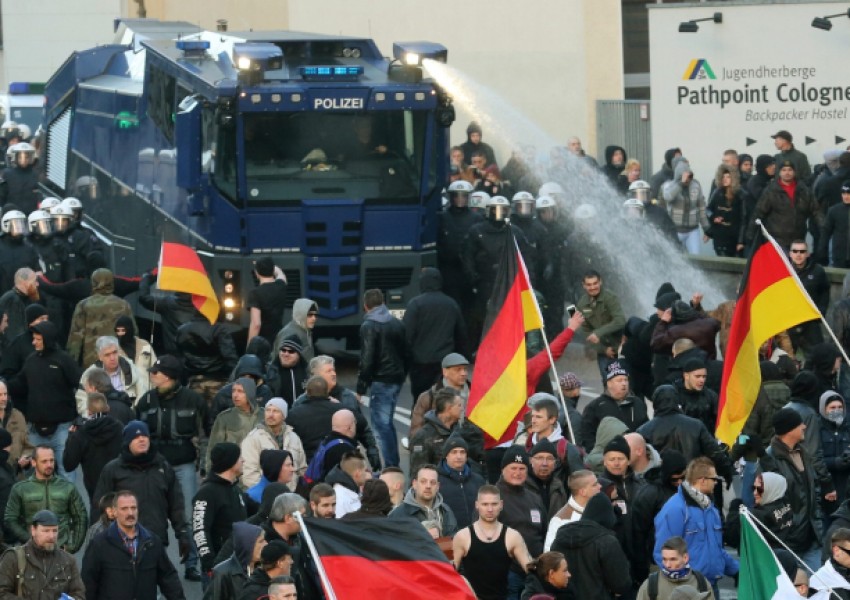 Полицията прекрати митинга на "Пегида" в Кьолн