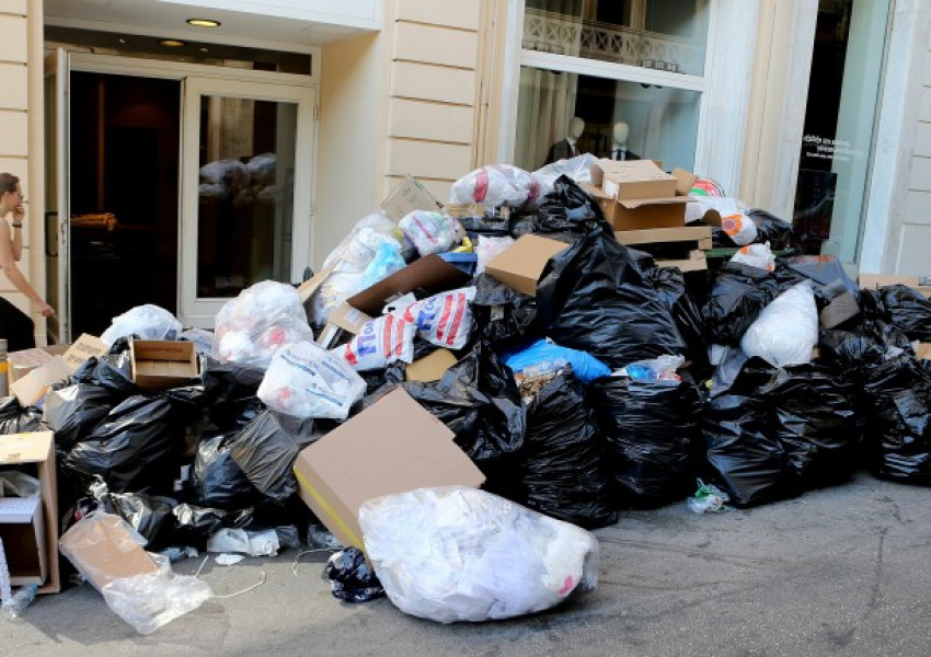 В разгара на сезона - Гърция тъне в боклуци 