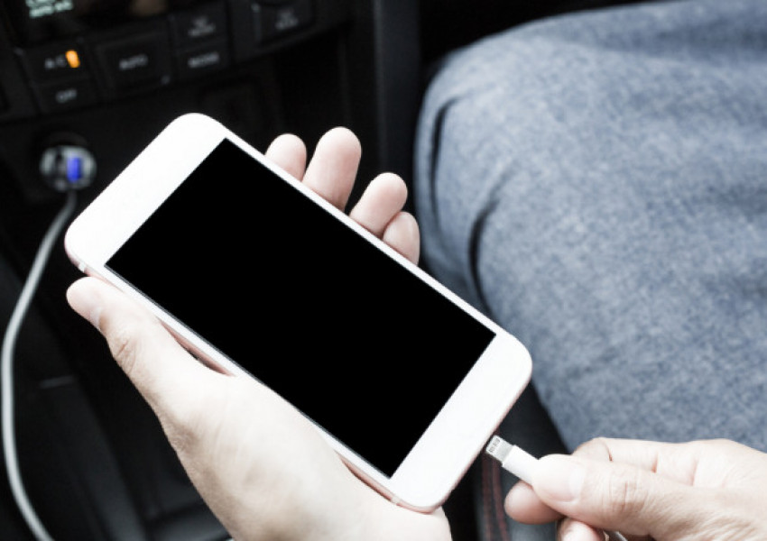 Опасно ли е да зареждаме мобилния си телефон в колата?