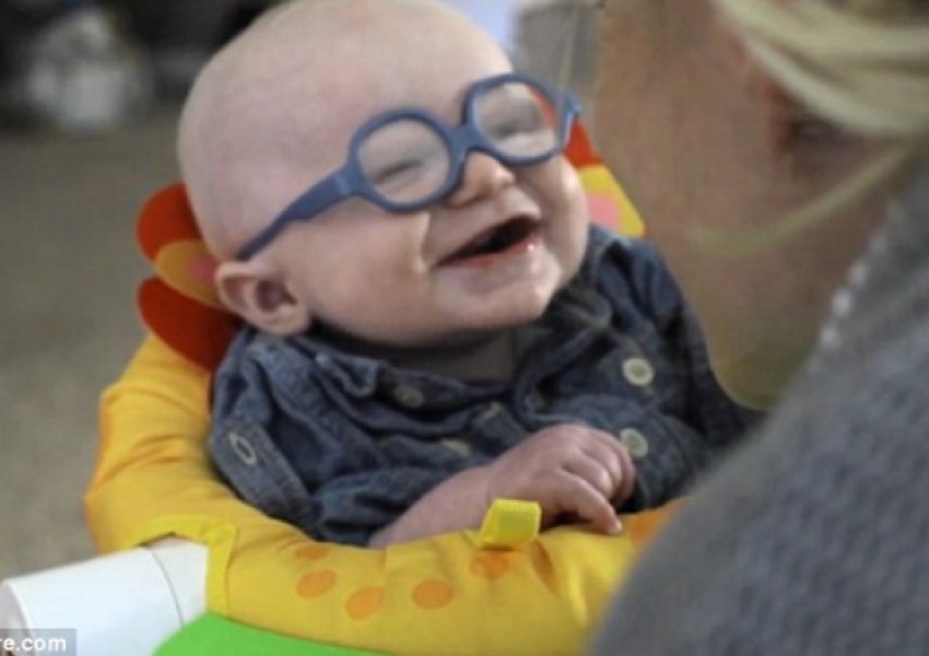 Бебе - албинос вижда за първи път майка си (ВИДЕО)