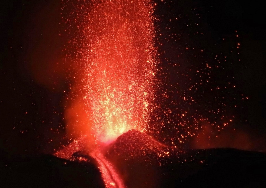 Етна отново изригна, има ранени!