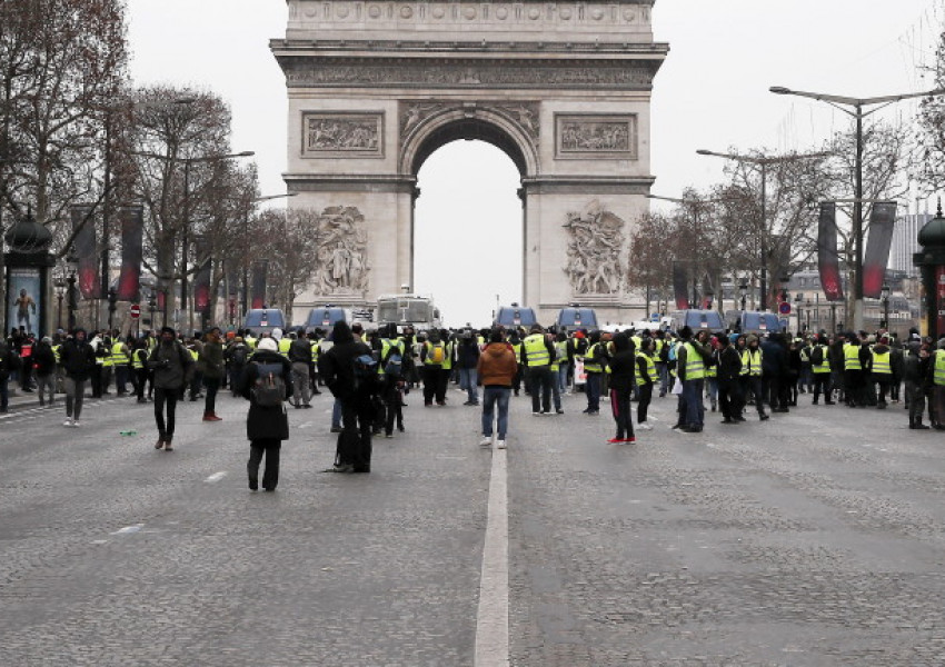Жълтите жилетки зоват за масово теглене на пари от банките във Франция