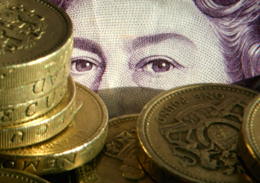 Паундът продължава да се вдига след новината за възможна оставка на Борис Джонсън