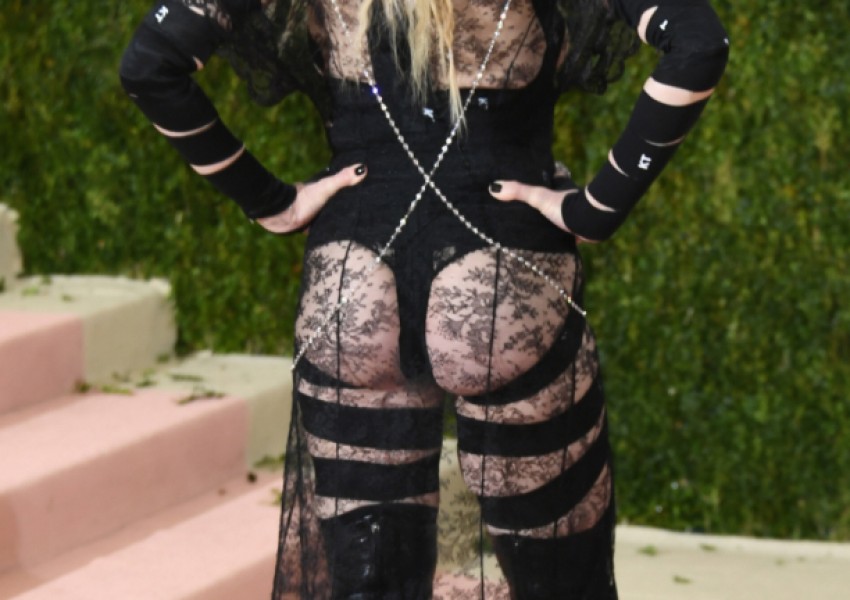 Мадона се разголи на 57 години (СНИМКИ)