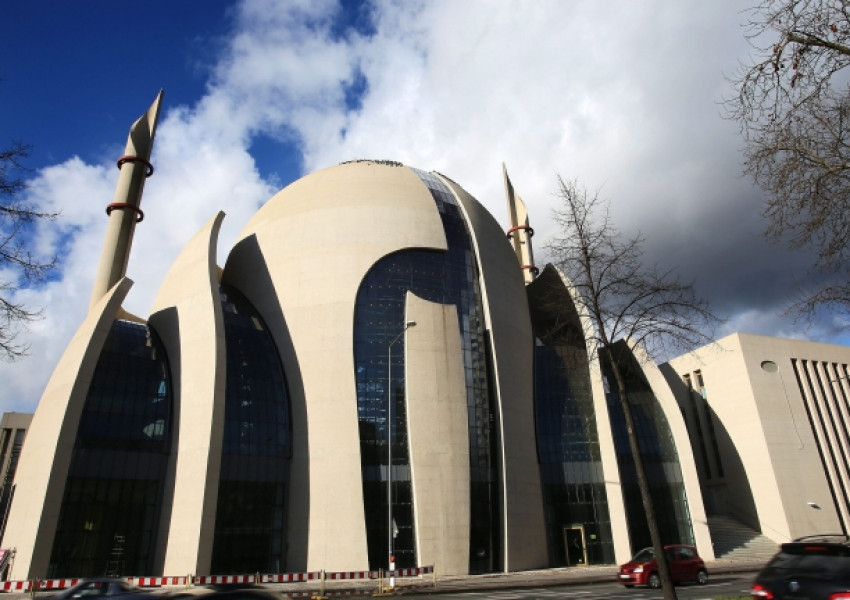 В Германия погнаха имами, шпионирали за Турция