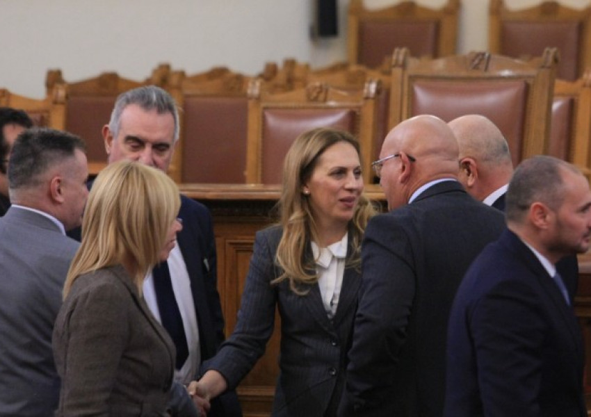 Марияна Николова замести Валери Симеонов