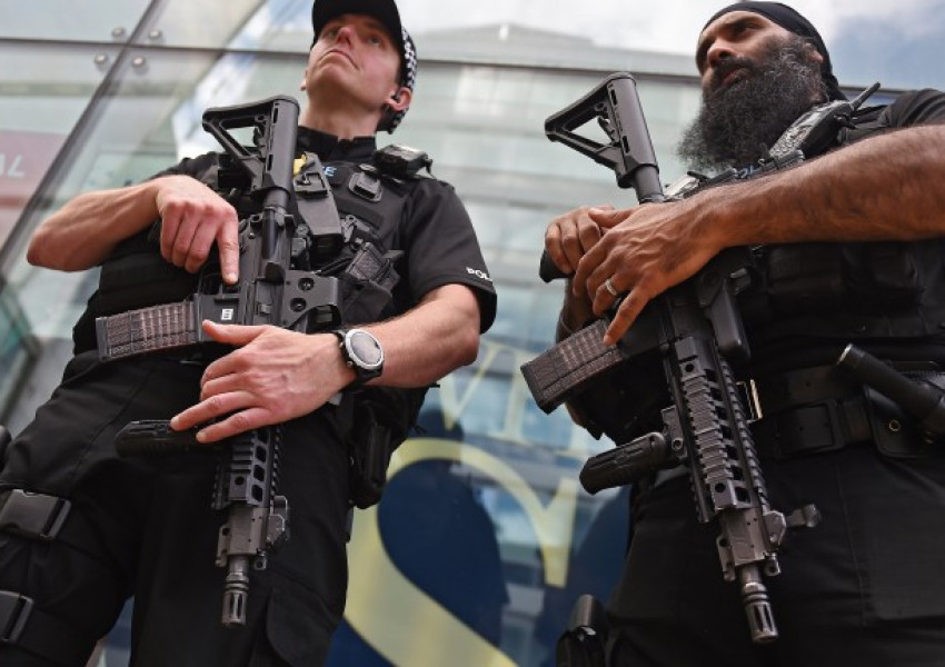 Автомобил рани петима пешеходци в Манчестър, шофьорът избяга   