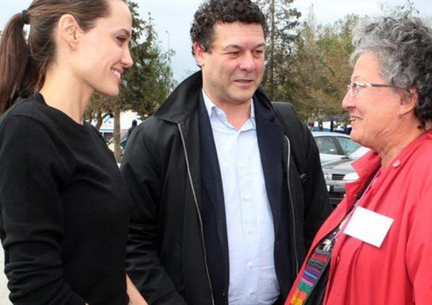 Анжелина Джоли посети бежанците в Пирея (СНИМКИ)