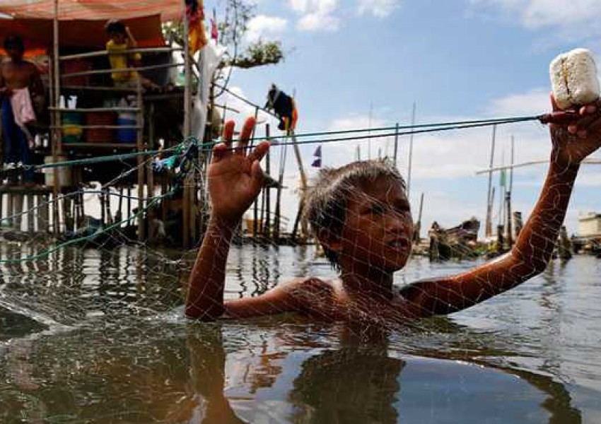 Мощен тайфун удари Филипините, стотици са евакуирани