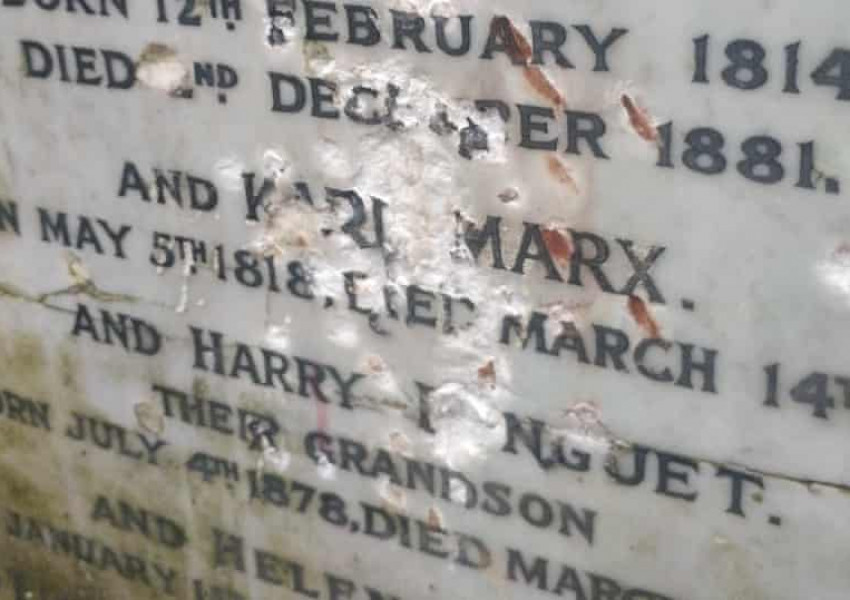 Вандали оскверниха с чукове гроба на Маркс в Лондон (СНИМКИ)
