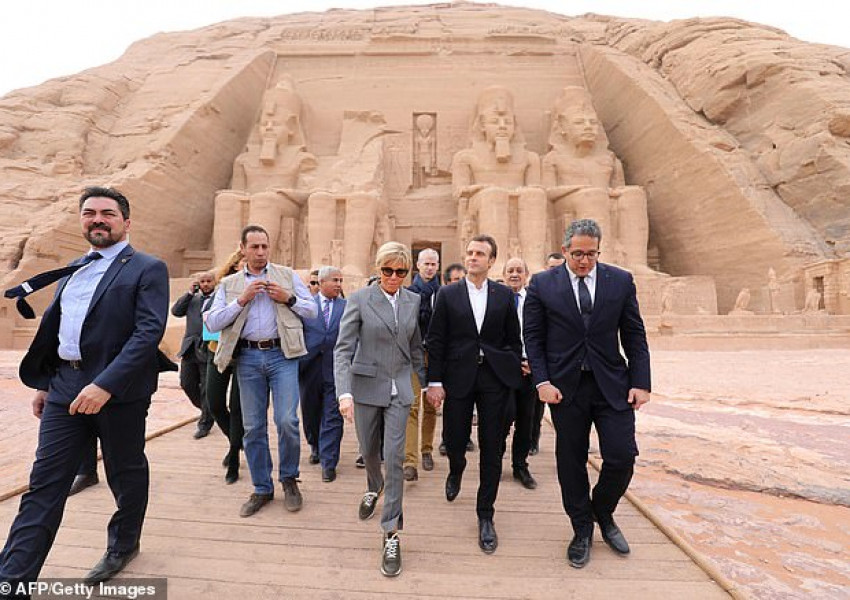 Бриджит Макрон с кецове за £635 на визита в Египет (СНИМКИ)