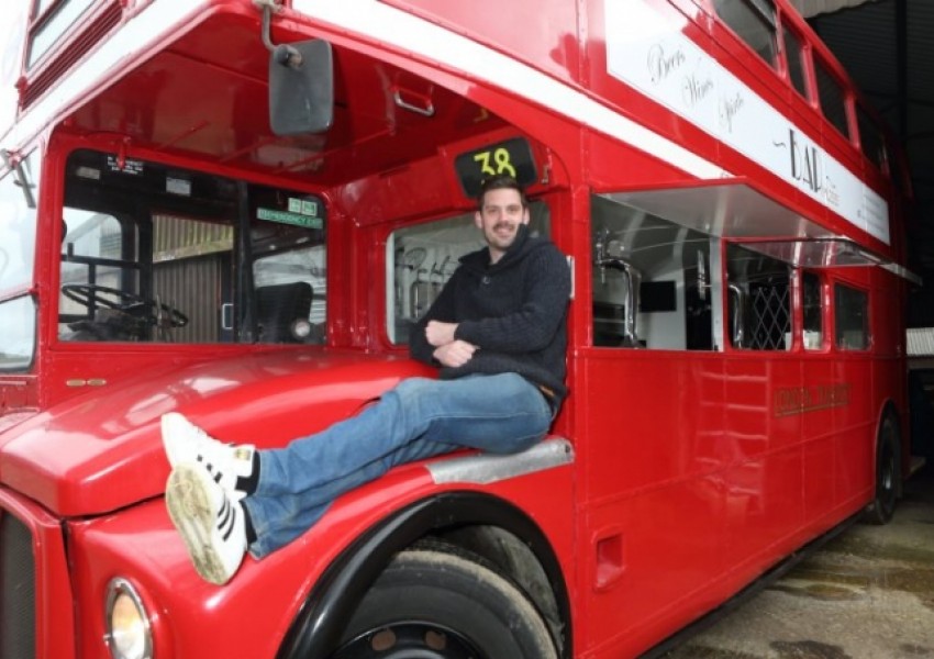 Британец превърна автобус от 70-те в подвижен бар