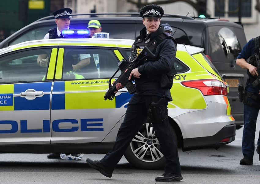 Полицията застреля въоръжен мъж в центъра на Лондон